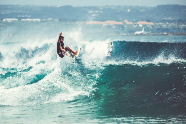 hombres-chicas-estan-surfeando